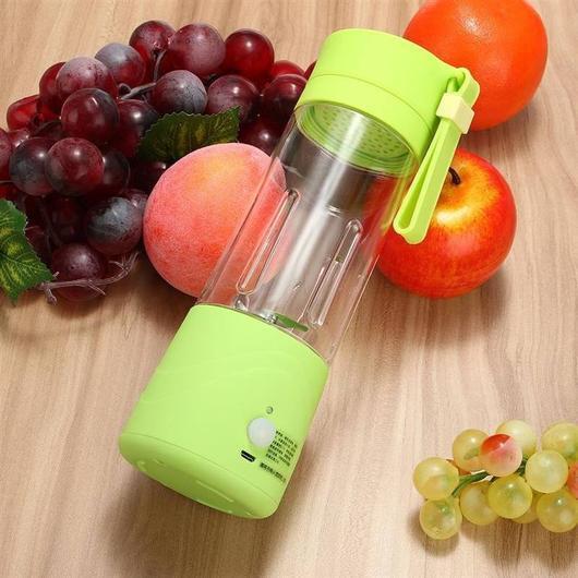 Gadgets d'Eve cuisine Mixeur portable rechargeable avec USB pour faire des smoothies.